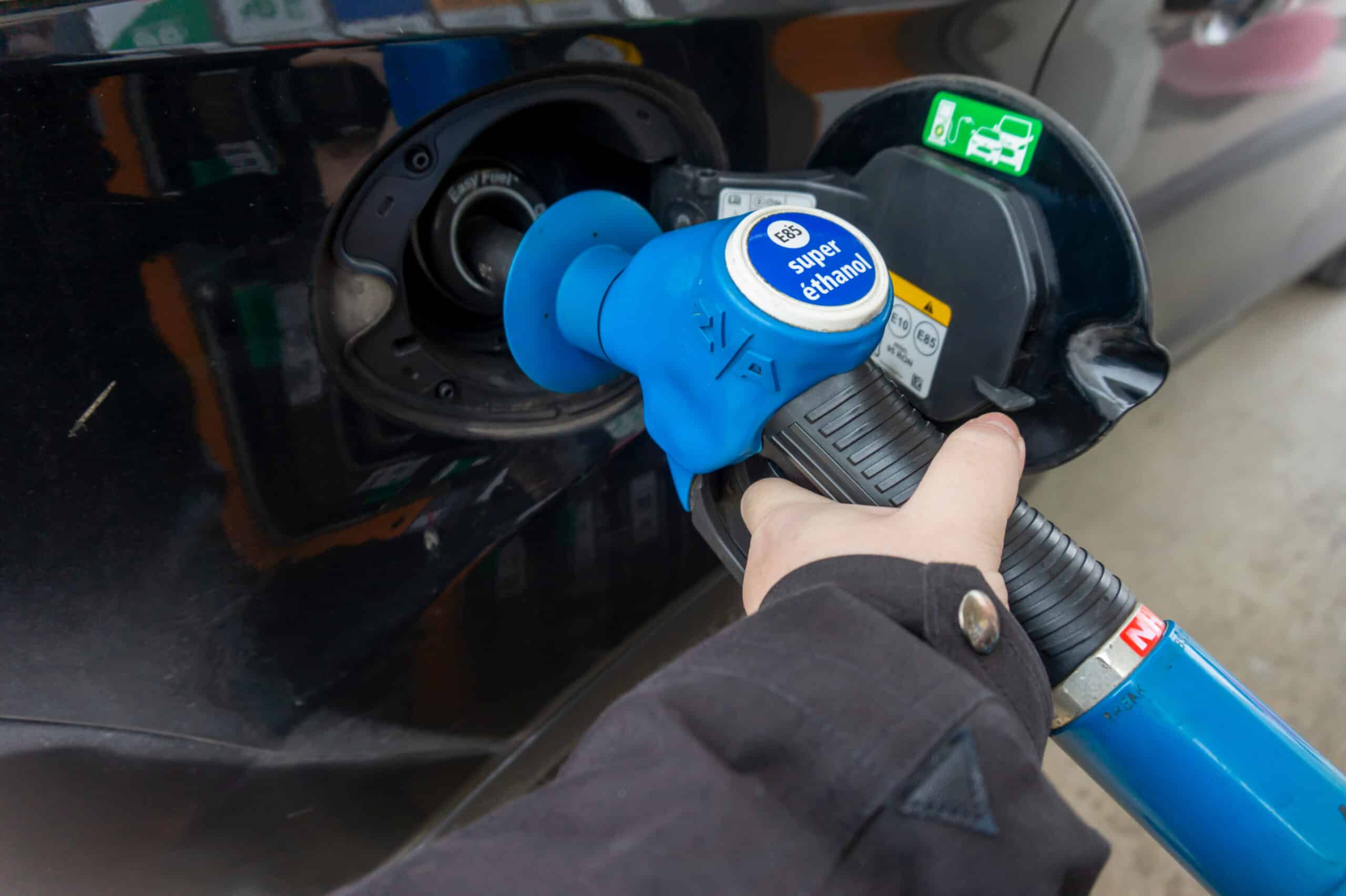 Main sur un pistolet de carburant e85 éthanol